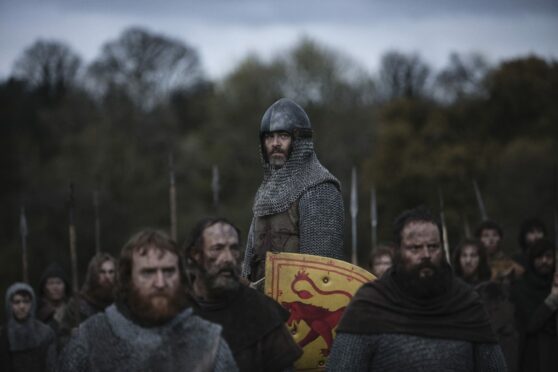 Chris Pine plays Robert the Bruce in 2018 movie Outlaw King