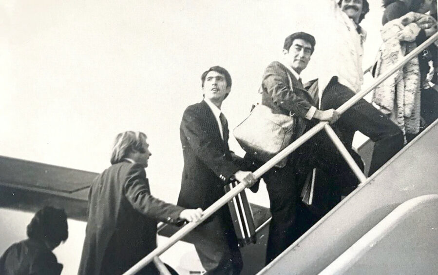 Oscar Mendoza boards flight from Chile to Europe in 1975