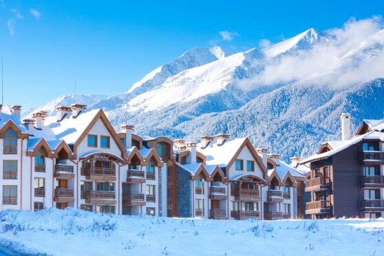 Snow-covered chalets and spectacular surroundings in Bansko