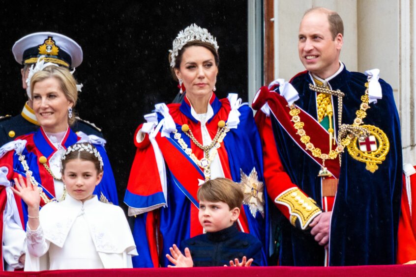 Royals gather on the balcony 