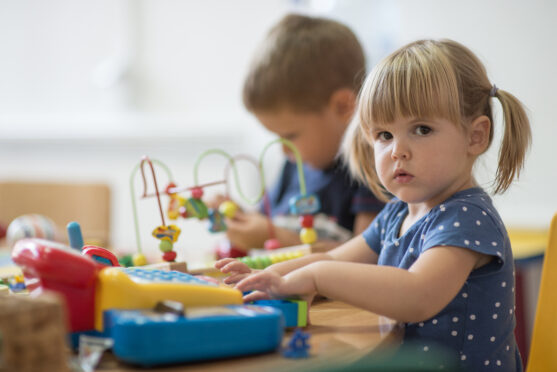 Youngsters in nurseries need extra help to deal with the after-effects of Covid lockdowns, a new report says.