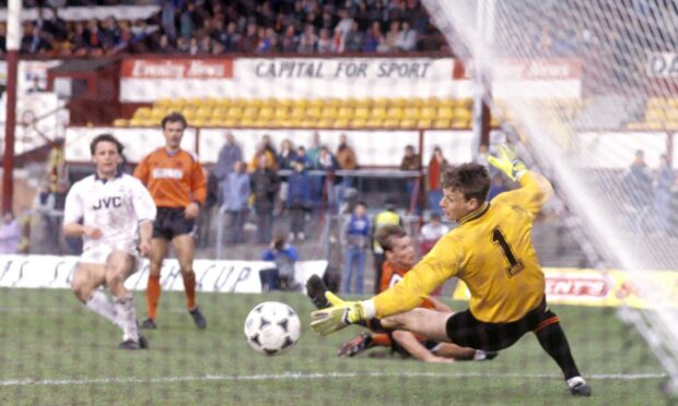 Aberdeen's Hans Gillhaus (left) sees his shot beat Dundee United goalkeeper Alan Main for the fourth goal in the 1990 Scottish Cup semi-final. Image: SNS.