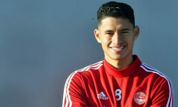 Full-back Ronald Hernandez has completed a permanent transfer from Aberdeen to Atlanta United.