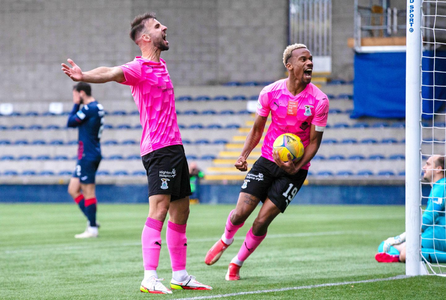 Sean Welsh, left, celebrates his ICT goal at Kirkcaldy with Manny Duku.