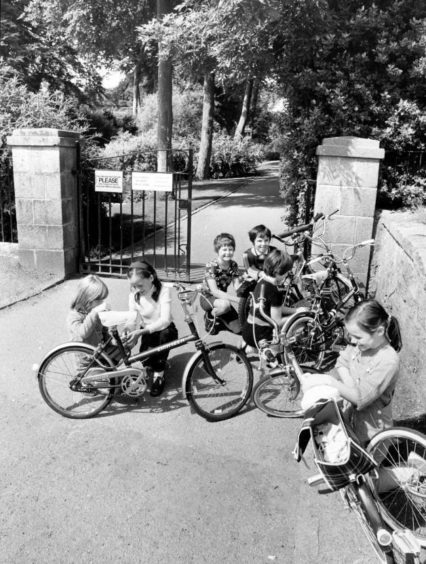 1981: Kids lock up their bikes before entering Johnston Gardens.