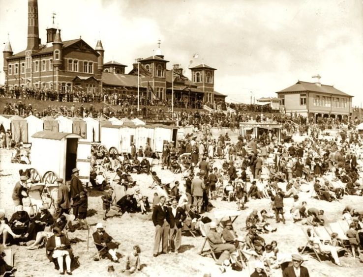 1930s Crowds flock to Aberdeen Beach in the 1930s to enjoy the sands and to swim in the saltwater pool at the hugely-popular Beach Baths