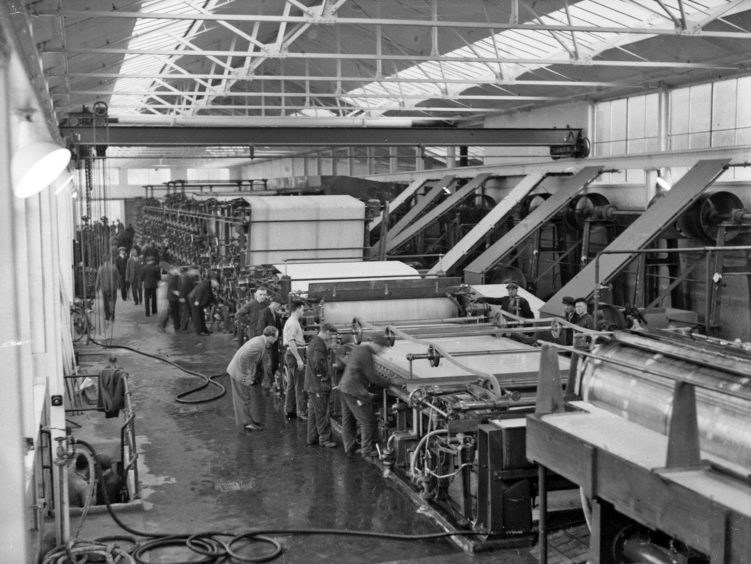 1930s: Workers grafting hard at Stoneywood Mill. 
Image: DC Thomson archives.