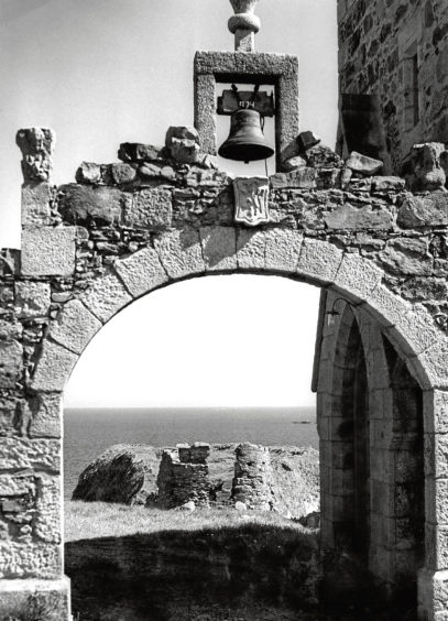 1963: Dundarg Castle