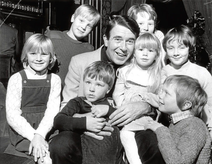 1984: TV star Leslie Crowther meets his young fans in a break from his role as Buttons in Cinderella.