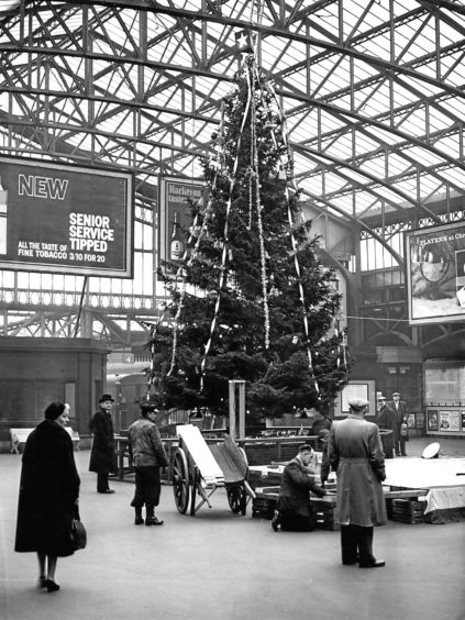 H250 1960-12-14 NCR Factory at Christmas (C)DCT
