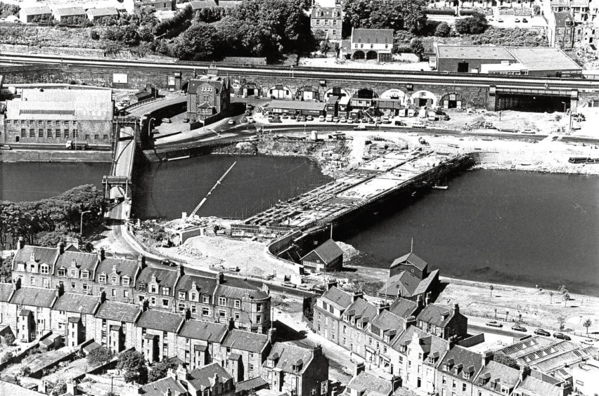 1983: The Queen Elizabeth Bridge over the River Dee takes shape alongside the old Wellington Suspension Bridge.