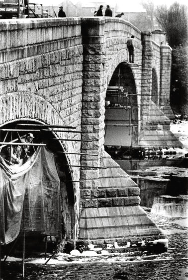 1989: Workers resurfacing the underside of the arches of King George VI Bridge. They worked daily above the ice-covered water over the winter.