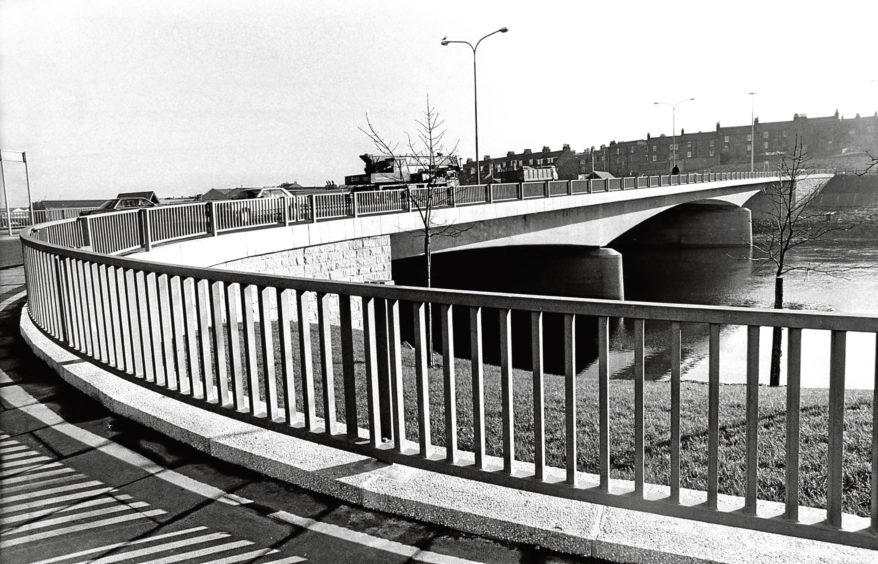 1995: The award-winning Queen Elizabeth Bridge.