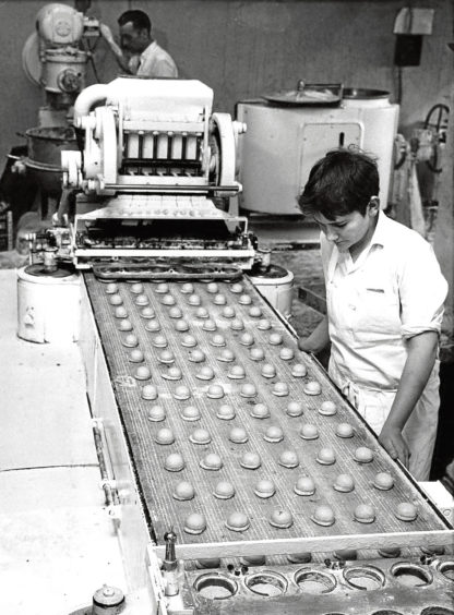 1971: A Duncan’s machine produced 6,000 “softies” an hour under the watchful eye of Thomas Harper.
