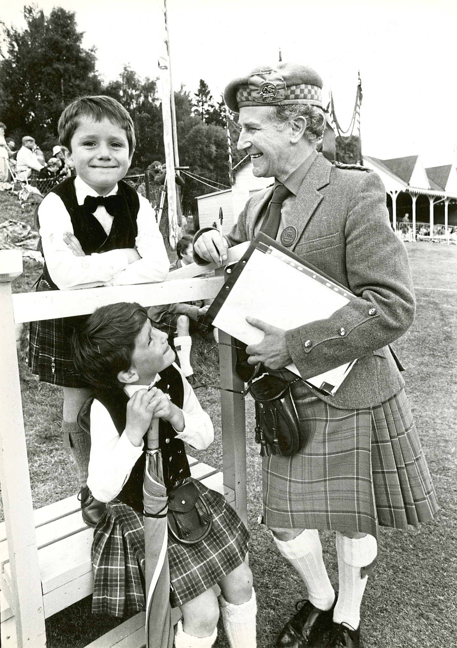 1986: Compere Robbie Shepherd has a word with Braemar brothers Simon and Philip Garden