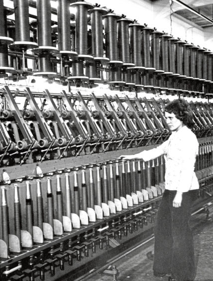 1975: Spinner Linda Youngson at a spinning frame