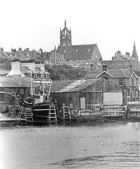 1976:  The distinctive crown tower and the nave of Buckie North Church