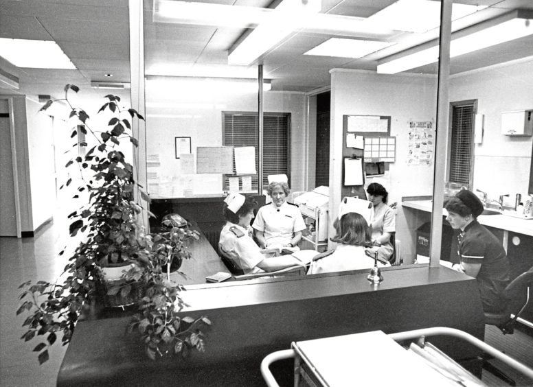 1985: Roxburghe House  staff have a catch-up at the nurses station