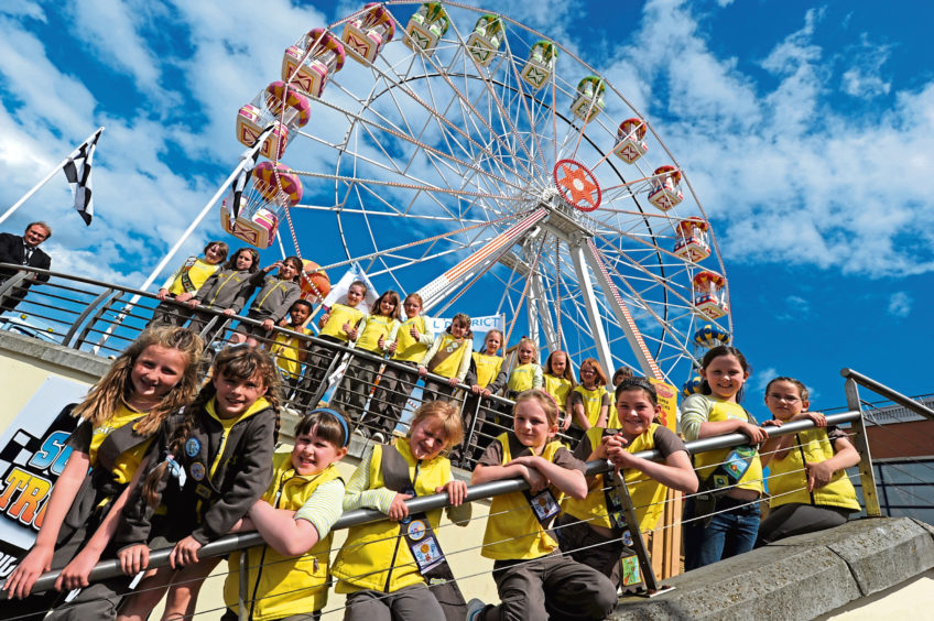 2010: Brownies took over the giant Grampian Eye wheel at Codonas to complete their Adventure badges