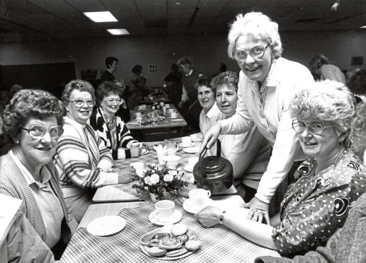 1989: Rayne WRI member Muriel Moir, serving up  tea, was a welcome sight for these show visitors taking a break from touring the exhibit