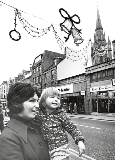 1974: Margaret Macrae and her three-year-old daughter Laura have an early look at the fancy Christmas lights