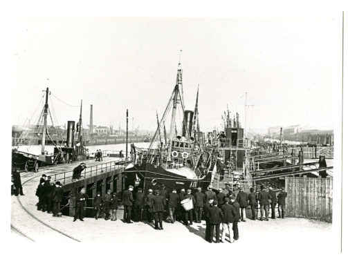 People in 1907 inspecting a trawler at Pontoon Dock No. 2 in Aberdeen Harbour