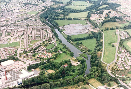 An aerial view of the River Don, Tillydrone and Grandholm Mills in 1991