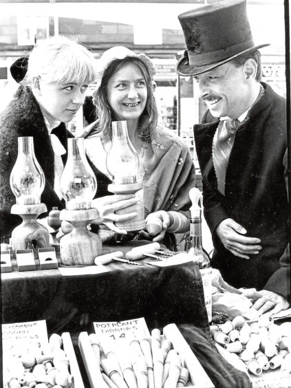 1989:  Master of Ceremonies Muzz Crandon strolls round the various market stalls.