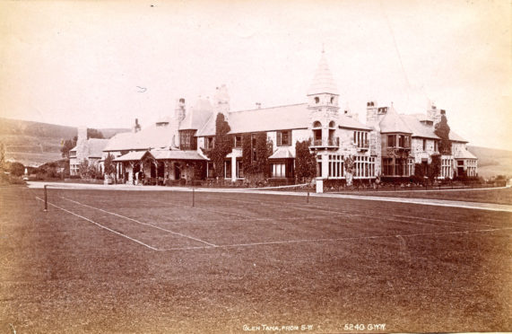 Glen Tanar House With Tennis Court