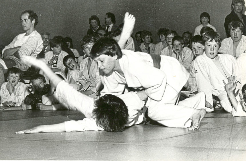 1985 - Peter Davidson, of Aberdeen Judo Club, pins James Fraser, of the Beehive Club, to the floor