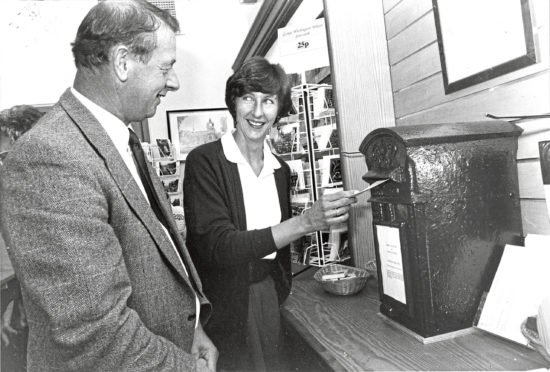 1992 - Sandra Thomson, who graduated from Aberdeen University in 1978, pops an idea into the old postbox at the King’s College Centre Shop