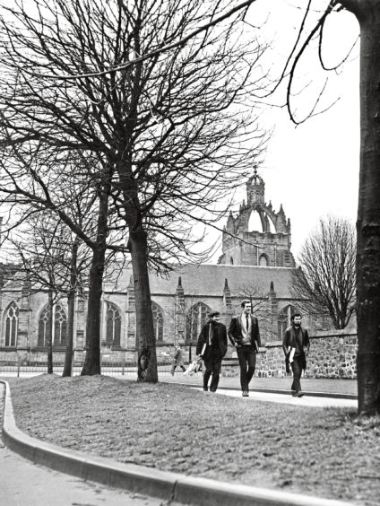 1988 - Students take a stroll beneath the bare trees in winter near King’s College