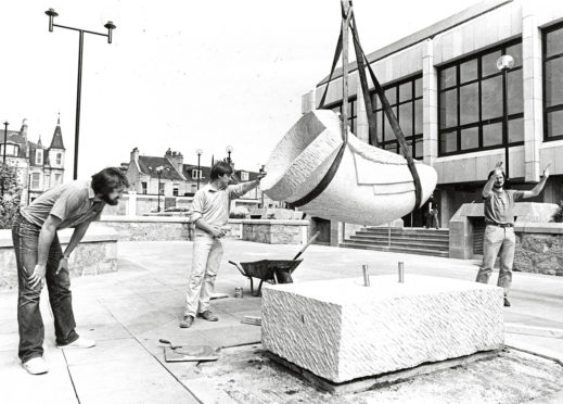 1985 - The Trumpet Leaf sculpture being lowered on to the new