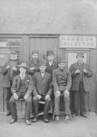 Harbour workers, c.1892