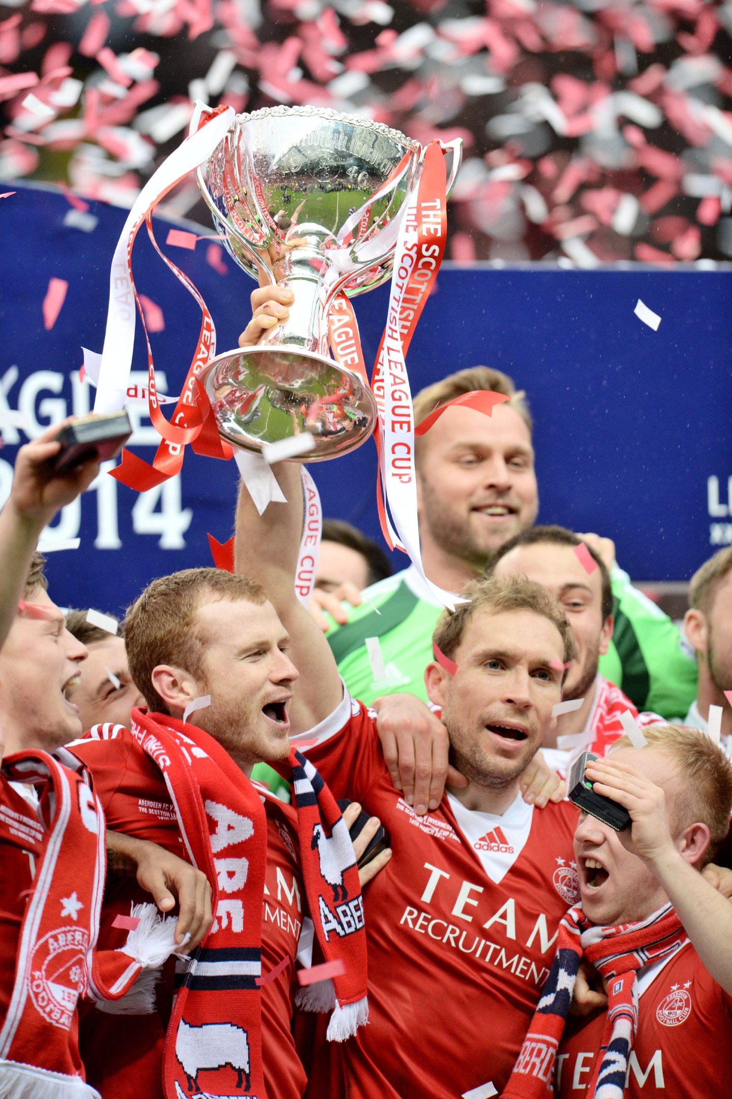 Aberdeen's Russell Anderson with silver Scottish League Cup Trophy in hand in 2014.