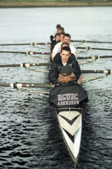 1997: The RGU team pull hard together during training.