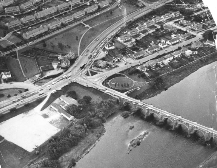 1977: Traffic builds up at the lights on the main road south at the Bridge of Dee.'