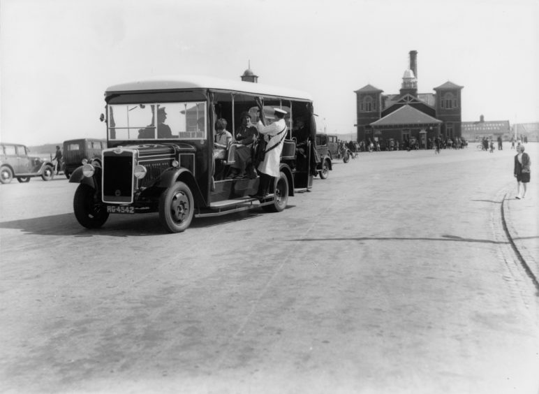 1937: : The Aberdeen Beach buses were a common sight on the Promenade. In the background the Beach Baths.