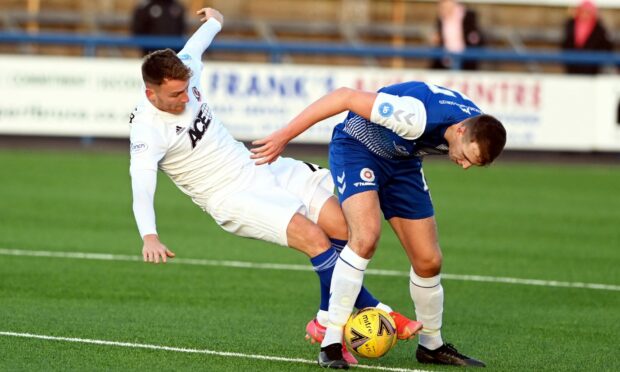 Montrose's Aidan Quinn and Cove's Rory McAllister (white kit) jostle for possession. 
Pic by Chris Sumner/DCT MEDIA.