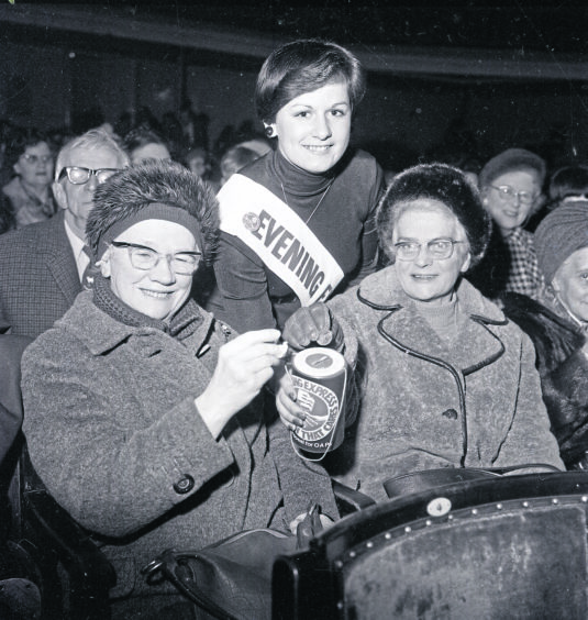1976: Members of the audience making a donation to the charity collection
