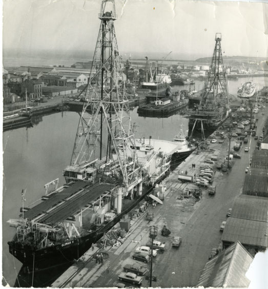1972: Aberdeen harbour oil scene, with Glomar V and III.