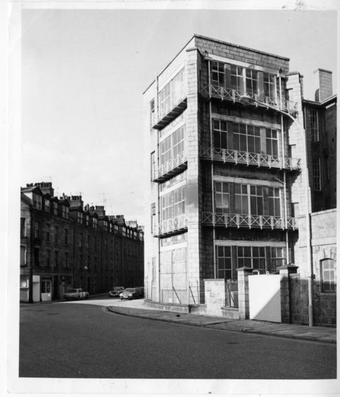 1981: Aberdeen Spa Street at the rear of Aberdeen Royal Infirmary - the site of the spa Well's original location lies between the double gate and the Infirmary buildings - a small stone wall still stands.