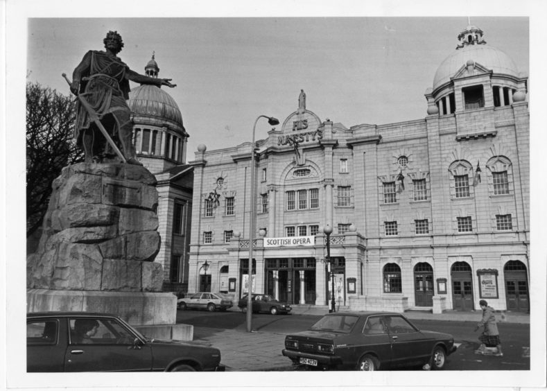 1985: Exterior of His Majesty's Theatre, Aberdeen, with Sir William Wallace's statue on the left.