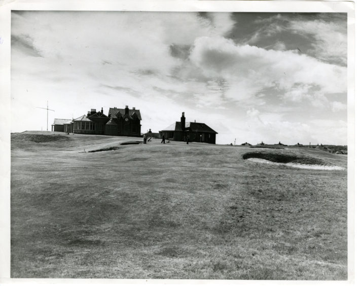 1959: Golfers at the 18th green of the Royal Aberdeen Golf Course, Balgownie, Aberdeen.