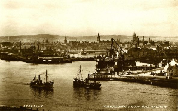 1930s postcard showing the meeting point of the River Dee channel and the Tidal Harbour with Pocra Quay on the right. Steam trawler Victoria Regina (A590) heads out to sea, while Crisabelle Stephen (A374) returns to harbour.