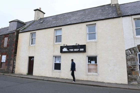 Actor Denis Lawson has backed a campaign to save the Local Hero pub in Banff.