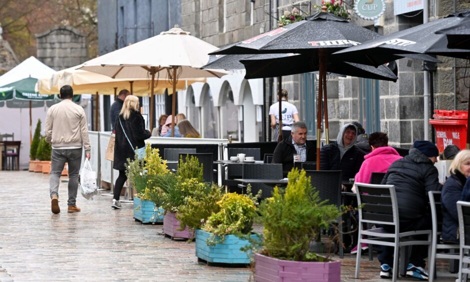 The sun doesn't always shine in the north-east, but hospitality bosses don't think that should stop the council from encourage a European cafe culture in Aberdeen city centre.