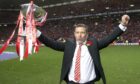 Derek McInnes holding up the League Cup having led Aberdeen to the trophy in 2014.