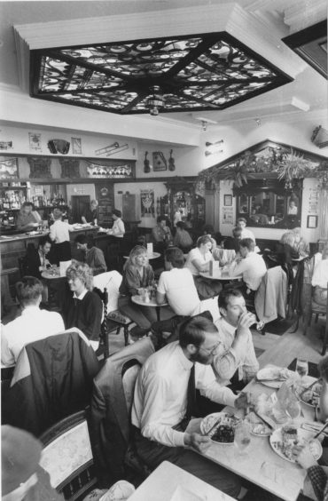 1988 - A busy mealtime at The Globe in North Silver Street in August 1988