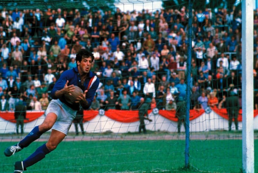 Stallone received goalkeeping lessons from Gordon Banks before his role in Escape to Victory.